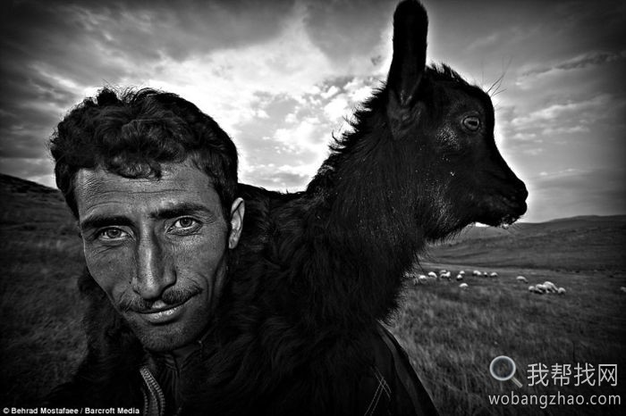 博拉德-默思塔菲在伊朗拍摄的作品《牧羊人（Shepherd）》。照片中的这名男子把一只小羊放在他的肩膀上。