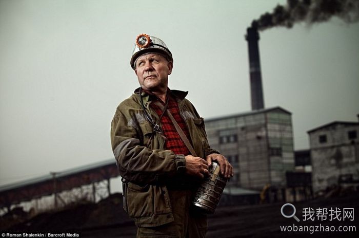 罗曼-斯哈伦金在俄罗斯拍摄的作品《矿工》。位于照片前景的这名矿工头戴头盔，看起来.jpg